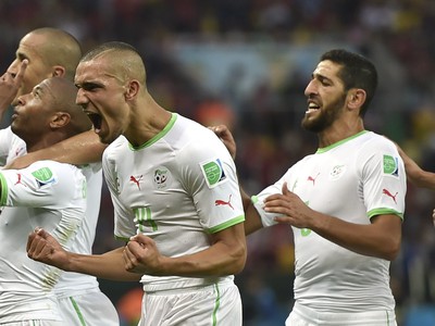 Yacine Brahimi so spoluhráčmi oslavuje gól Alžírska 