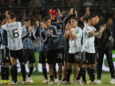 Argentínski futbalisti oslavujú postup