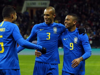 Brazílsky hráč Miranda (uprostred) oslavuje so spoluhráčmi Gabrielom Jesusom (vpravo) a Casemirom (vľavo) úvodný gól 