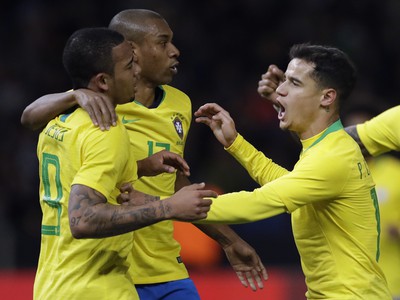 Gabriel Jesus, Fernandinho a Philippe Coutinho oslavujú gól