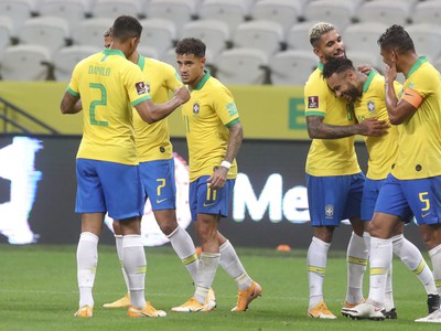Hráči Brazílie oslavujú gól