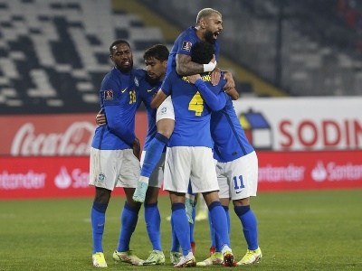 Hráči Brazílie oslavujú gól stredopoliara Évertona Ribeira 