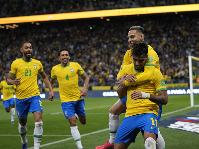 Reprezentanti Brazílie sa tešia z gólu