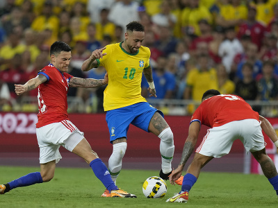 Neymar (v strede) počas zápasu