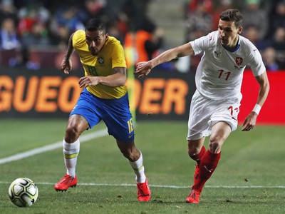 Hráč Brazílie Allan (vľavo) a hráč Česka David Pavelka v súboji o loptu