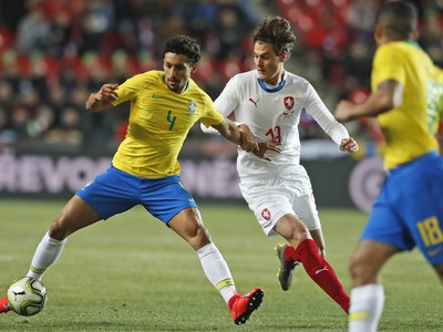 Hráč Brazílie Marquinhos (vľavo) a hráč Česka Patrick Schick v súboji o loptu