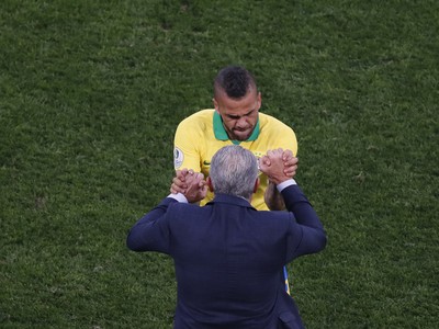 Dani Alves a Tite oslavujú gól Brazílie