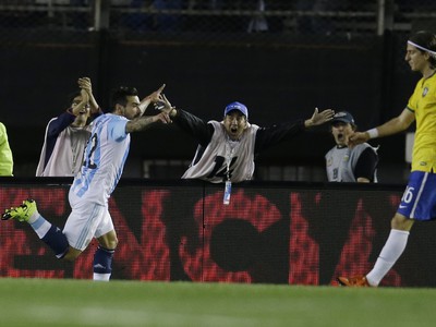 Argentínčan Ezequiel Lavezzi (vľavo) pri gólovej oslave