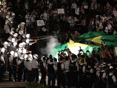 Brazíliu zasiahla vlna nepokojov