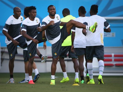 Kamerunskí futbalisti sa zahrievajú