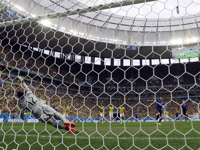 Robin van Persie prekonáva brazílskeho gólmana