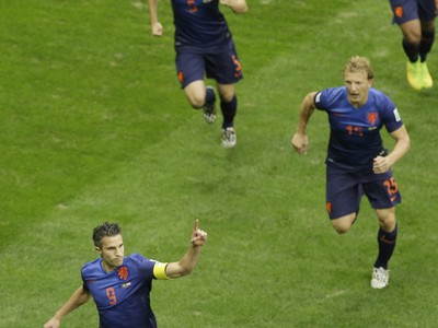 Robin van Persie so spoluhráčmi oslavuje úvodný gól stretnutia