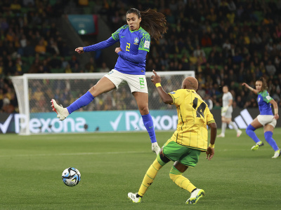 Brazílska futbalistka Antonia (vľavo) a jamajská futbalistka Deneisha Blackwoodová v súboji o loptu