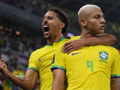 hráči Brazílie oslavujú gól