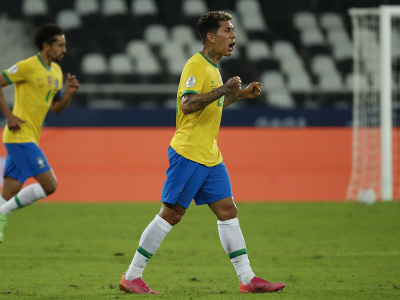 Brazílski futbalisti sa tešia z gólu