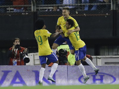 Lucas Lima (vstrede) oslavuje gól 