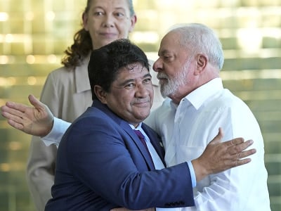 Prezident brazílskeho futbalového zväzu Ednaldo Rodrigues (vľavo) a brazílsky prezident Luiz Inacio Lula da Silva