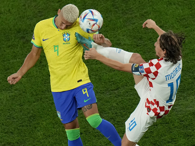 Brazílsky futbalista Richarlison (vľavo) a kapitán Chorvátska Luka Modrič (vpravo) bojujú o loptu