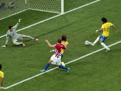 Marcelo tečuje loptu do vlastnej bránky a strieľa úvodný gól MS