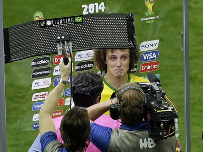 Ťažké chvíle zastupujúceho kapitána Davida Luiza po zdrvujúcej prehre v semifinále.