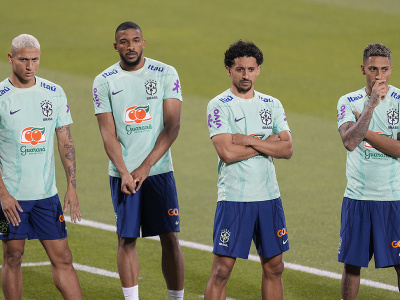Brazílski futbalisti na tréningu v Katare