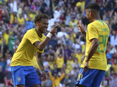 Neymar a Roberto Firmino oslavujú gól Brazílie