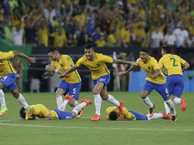 Radosť hráčov Brazílie po rozhodujúcej penalte