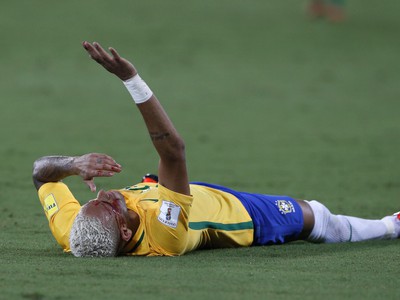 Neymar skončil so zakrvavenou tvárou