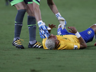 Neymar skončil so zakrvavenou tvárou
