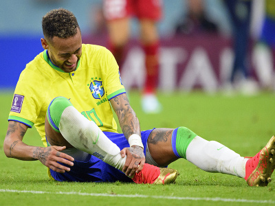 Zranený Neymar na trávniku