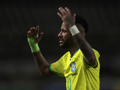 Neymar reaguje počas zápasu
