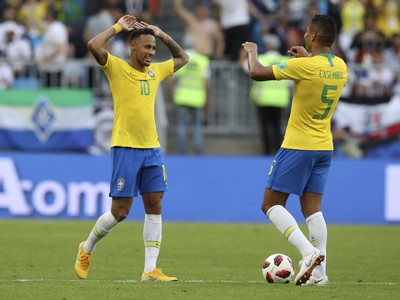 Neymar a Casemiro oslavujú triumf Brazílie