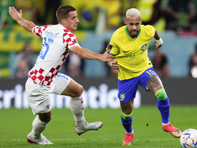 Brazílčan Neymar (vpravo) a Chorvát Mario Pasalič (vľavo) bojujú o loptu počas štvrťfinálového zápasu Chorvátsko - Brazília