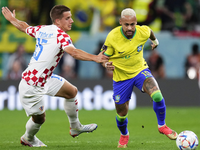 Brazílčan Neymar (vpravo) a Chorvát Mario Pasalič (vľavo) bojujú o loptu počas štvrťfinálového zápasu Chorvátsko - Brazília