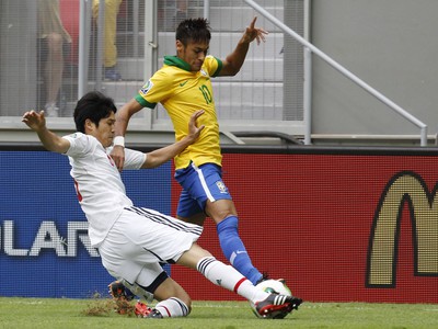Neymar a Atsuto Uchida v súboji o loptu