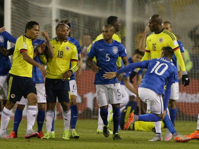 Carlos Bacca a Neymar neudržali nervy na uzde