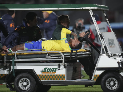 Zdrvený Neymar opúšťa ihrisko po zranení