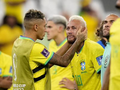 Brazílčan Neymar (uprostred) plače po prehre po penaltovom rozstrele vo štvrťfinálovom zápase Chorvátsko - Brazília