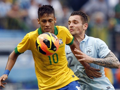 Neymar a Debuchy v