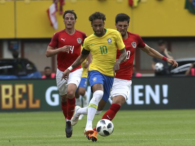 Neymar, Julian Baumgartlinger a Florian Grillitsch v súboji o loptu