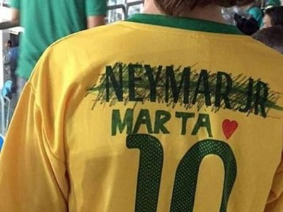Fanúšikovia na dresoch vymenili Neymara za obľúbenú Martu