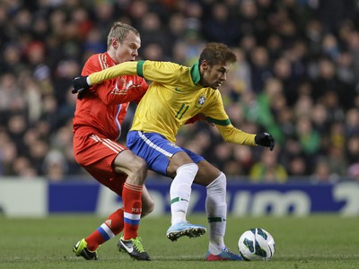 Brazílčan Neymar v súboji