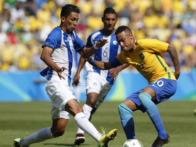 Neymar v súboji o loptu