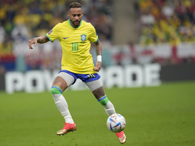 Neymar si preberá loptu