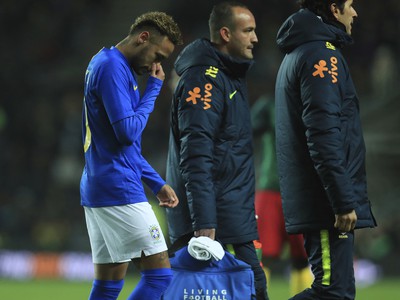 Zranený Neymar opúšťa hraciu plochu