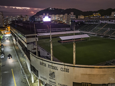 V Brazílii spomínajú na zosnulú futbalovú legendu Pelého. Na snímke štadión Santosu FC