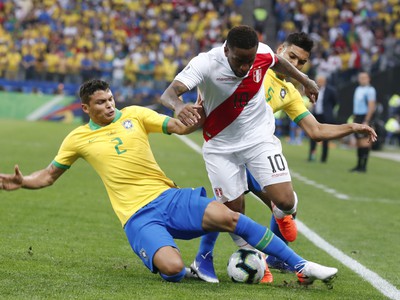 Thiago Silva a Jefferson Farfán