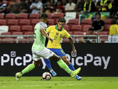 Philippe Coutinho a Troost-Ekong počas zápasu