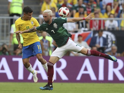 Philippe Coutinho a Miguel Layun v súboji o loptu
