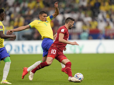 Thiago Silva a Dušan Tadič bojujú o loptu